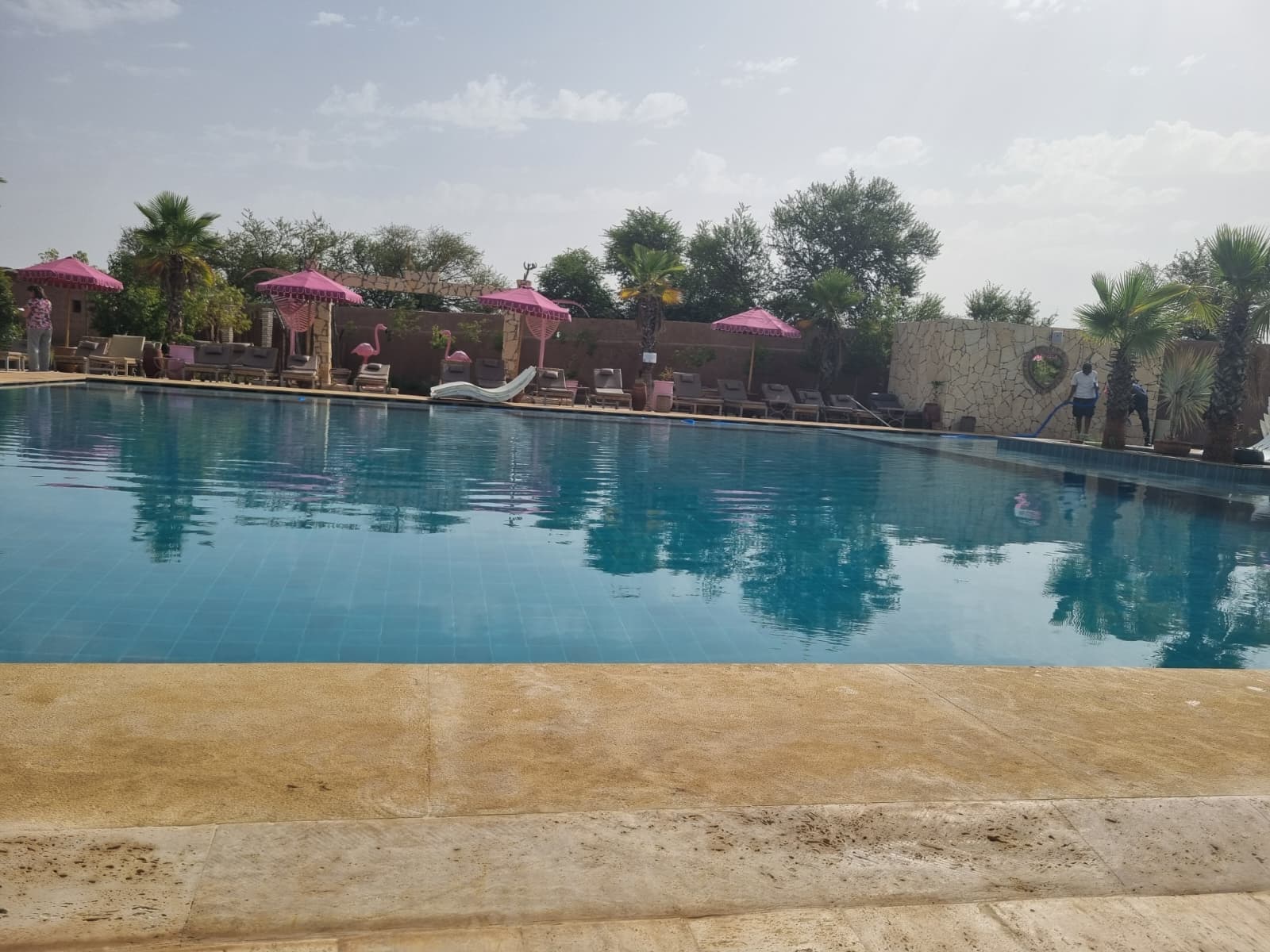 La piscine principale de La Secret Beach au calme