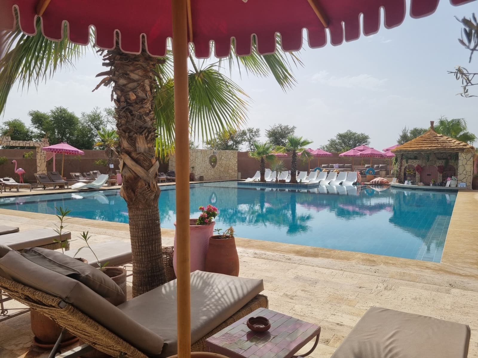 Vue d'ensemble de la piscine principale de La Secret Beach à Marrakech
